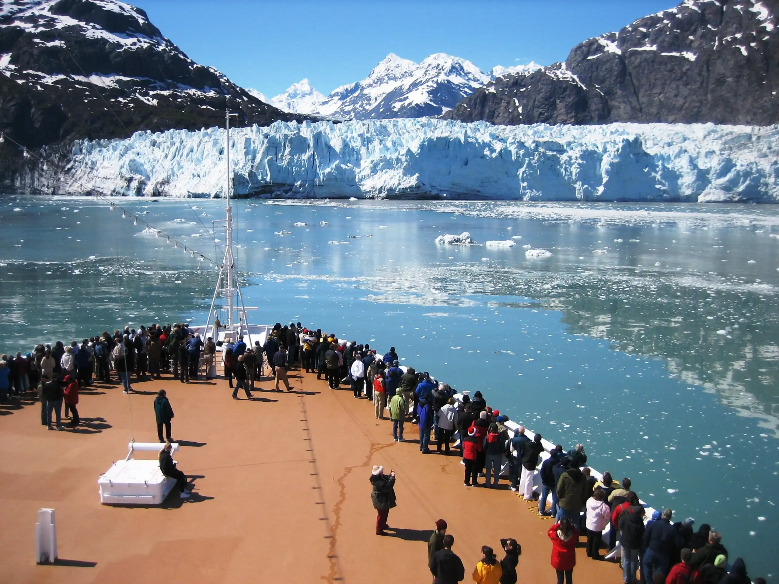 Passageiros na proa de um navio diante de uma geleira em Glacier Bay