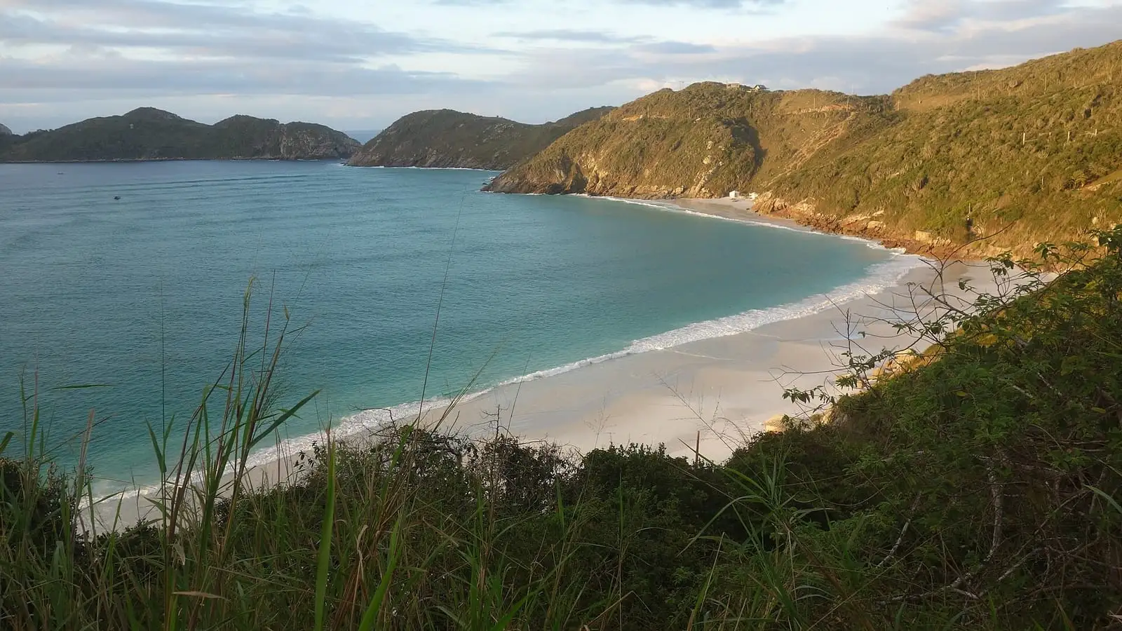 Mar e morros de Arraial do Cabo