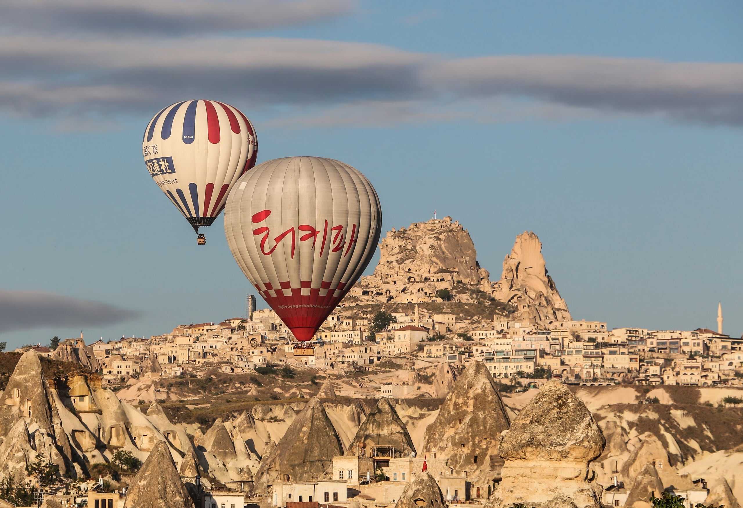 Uçhisar vista de um balão sobre a Capadócia