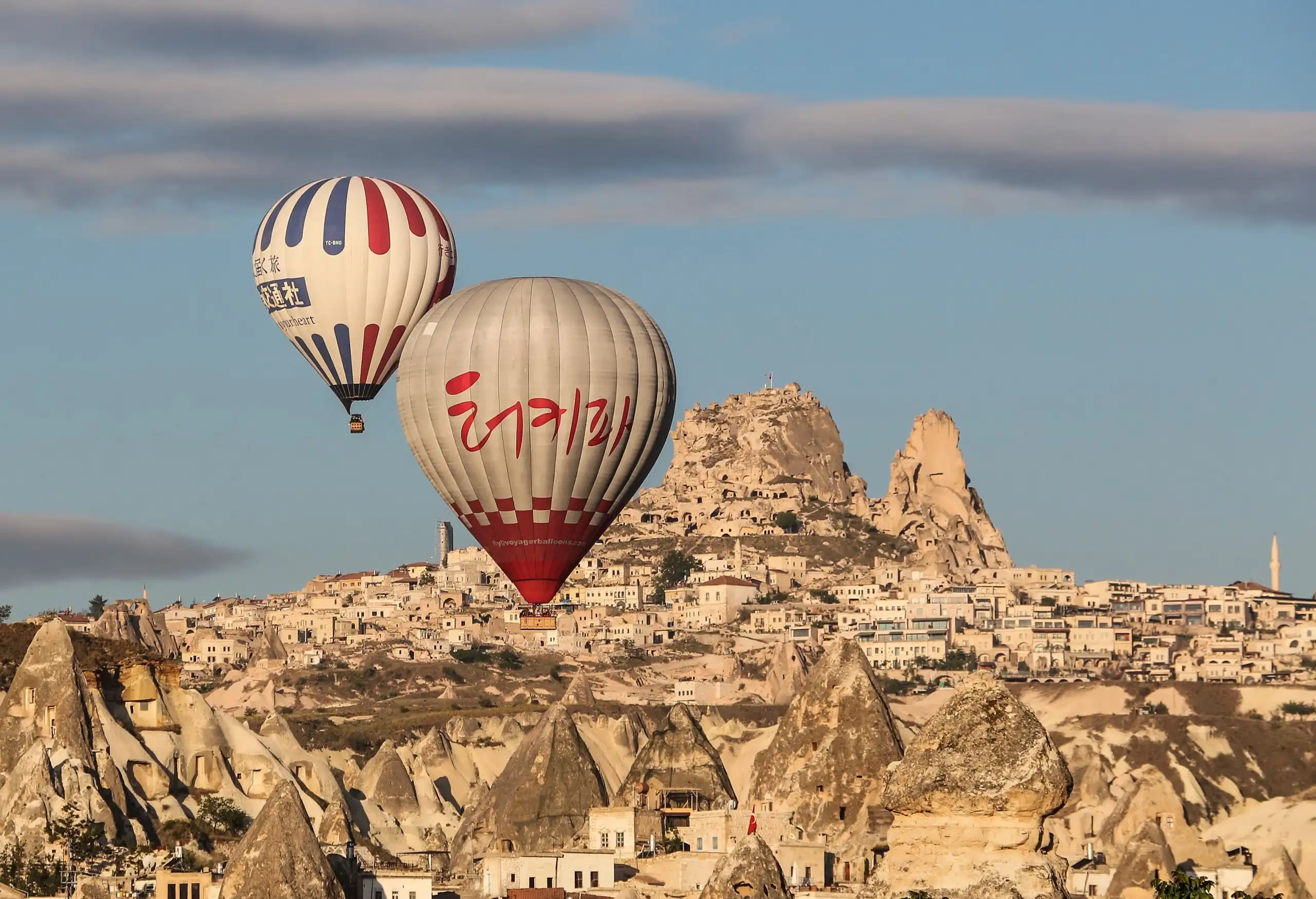 Uçhisar vista de um balão sobre a Capadócia