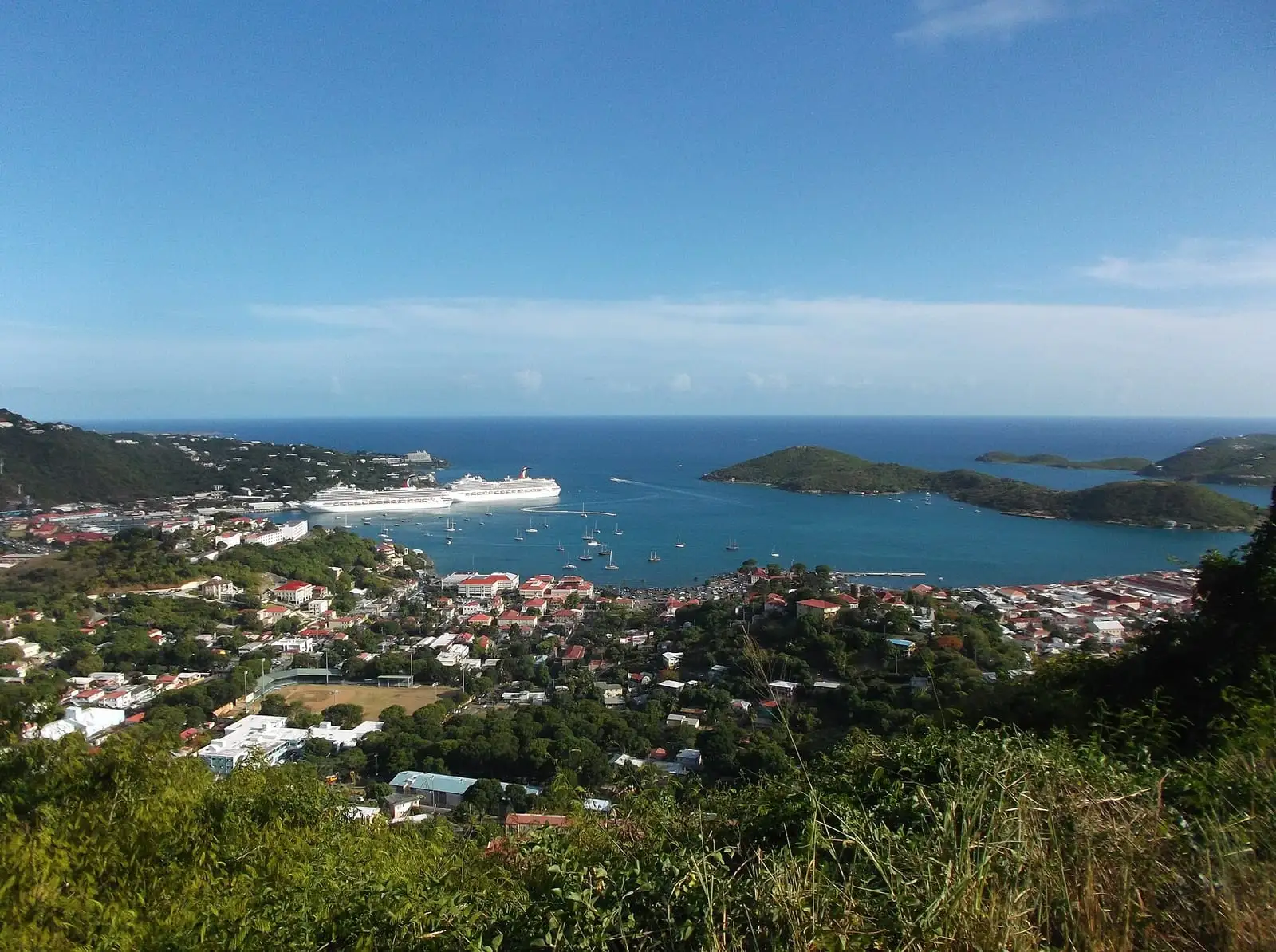 Navios na baía de Charlotte Amalie, em Saint Thomas