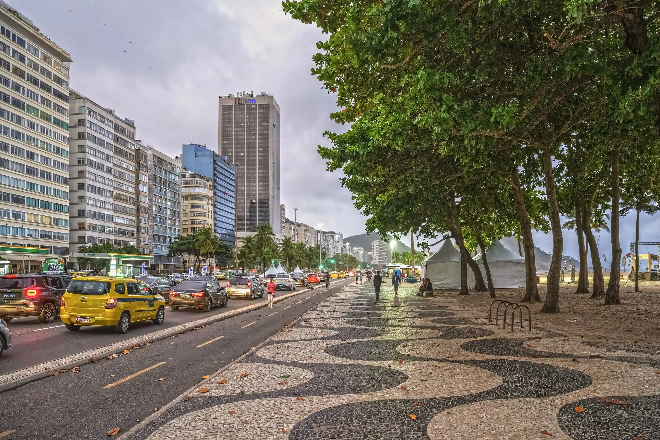 Avenida Atlântica e o calçadão de Copacabana