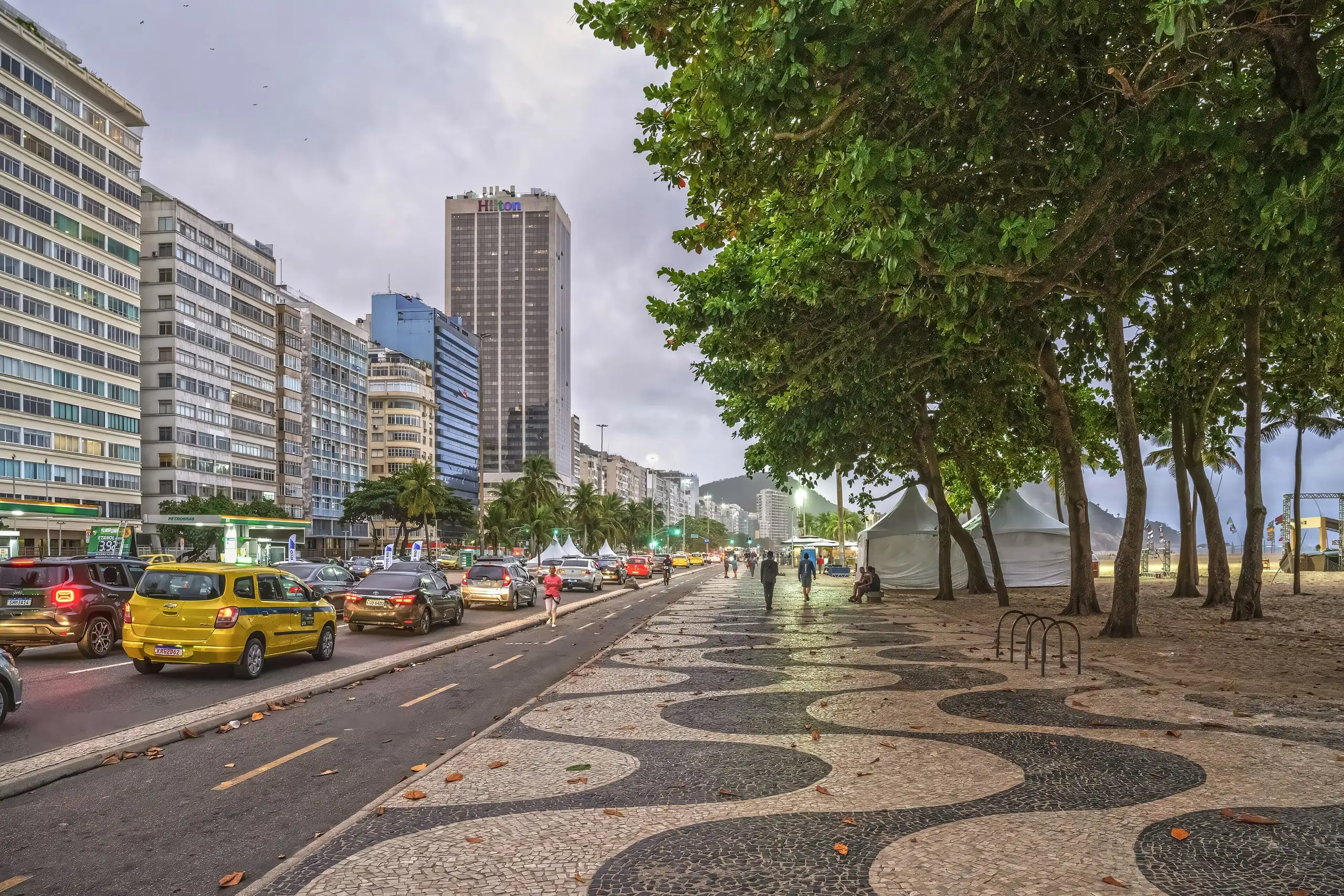 Avenida Atlântica e o calçadão de Copacabana