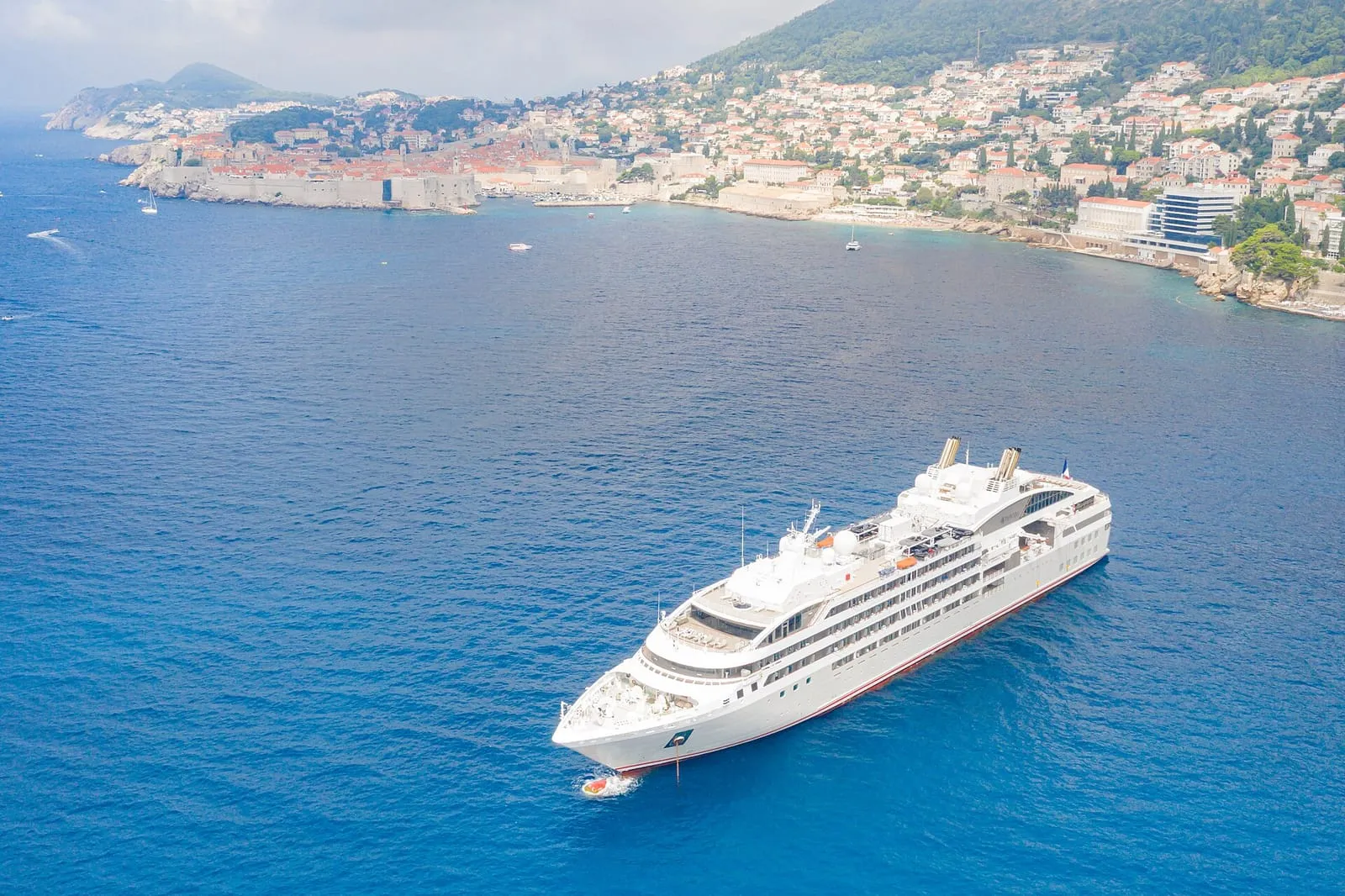Navio no mar Adriático diante de Dubrovnik