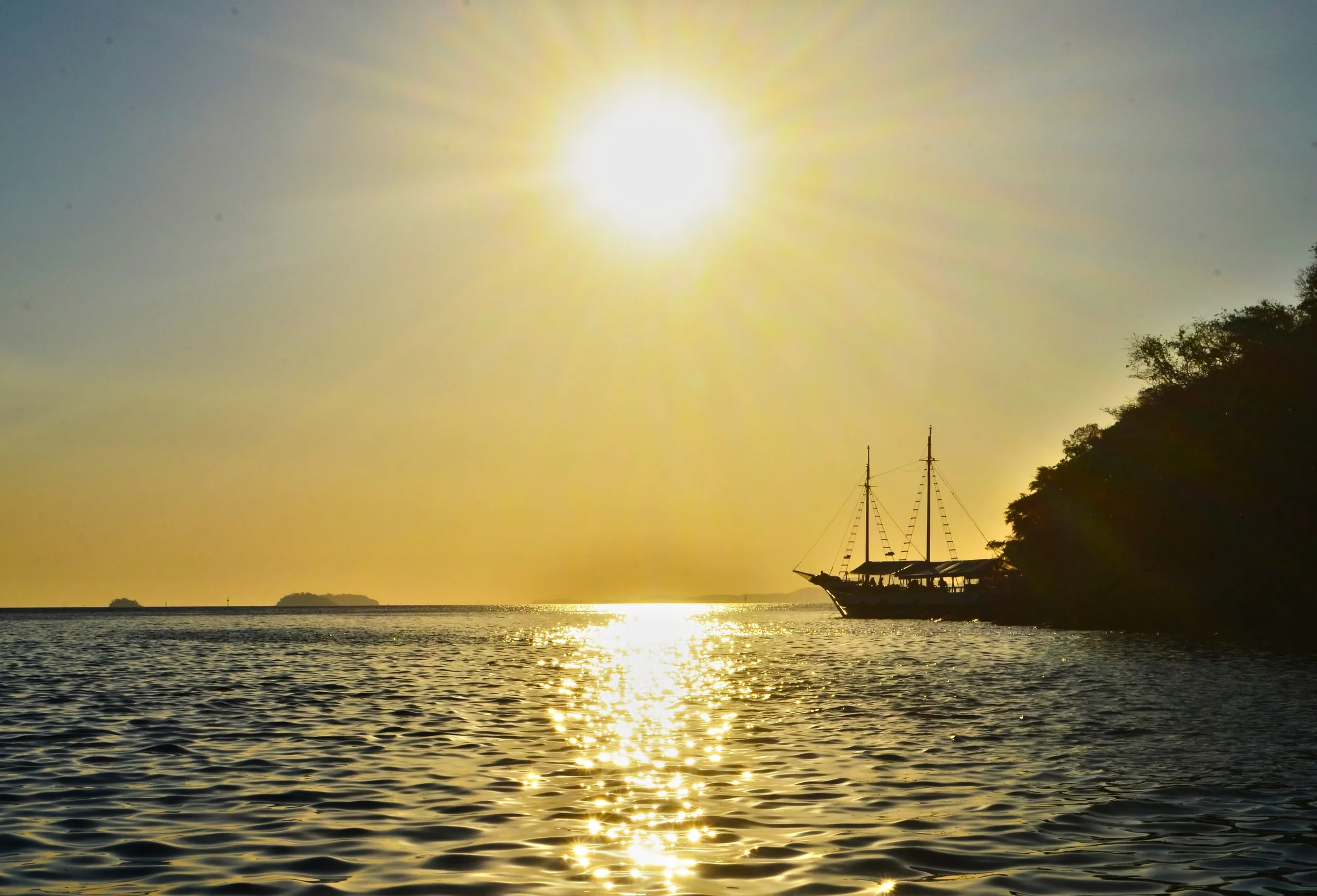 Escuna ao pôr do sol na Lagoa Azul, em Ilha Grande
