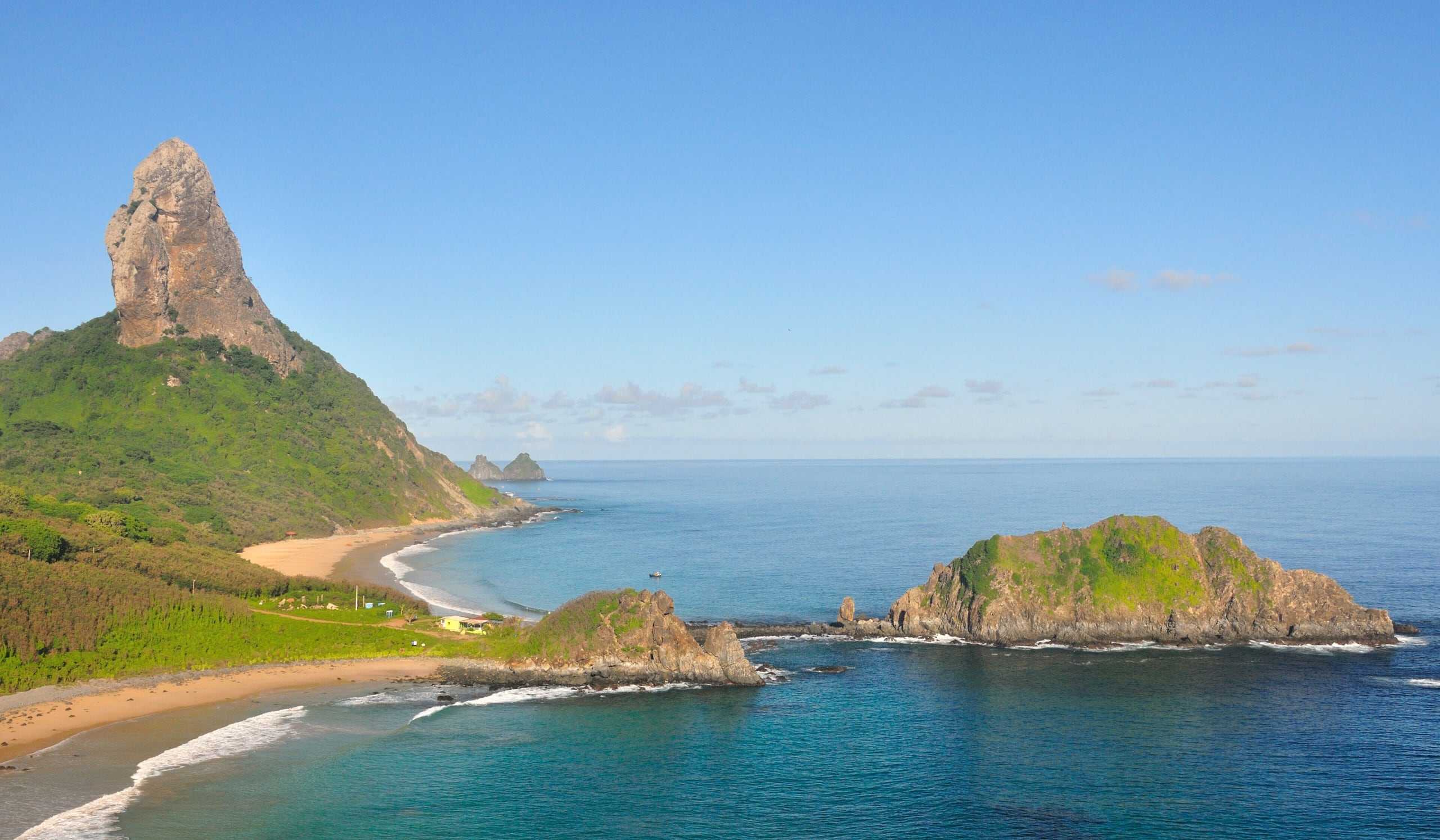 Morro do Pico e praias da Conceição e do Cachorro vistos do Forte dos Remédios