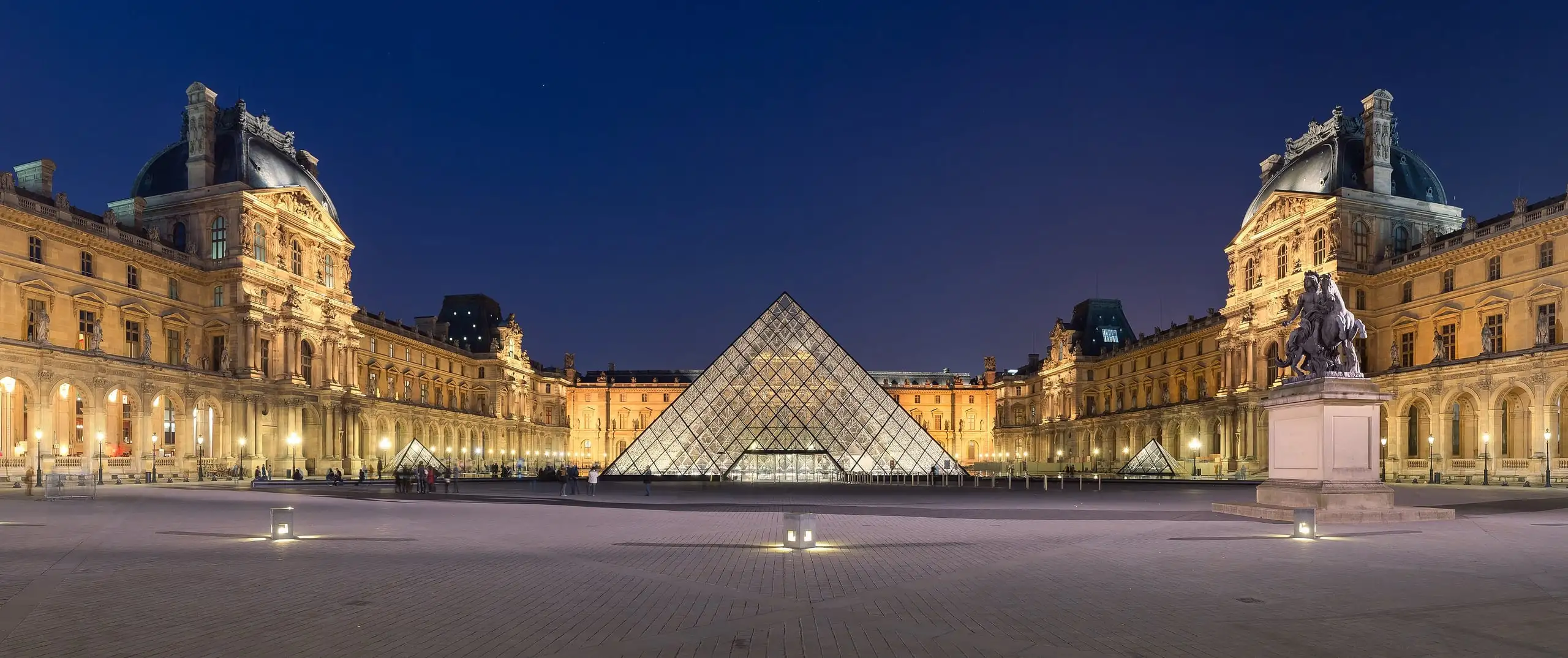 Pátio do Museu do Louvre e a pirâmide de vidro
