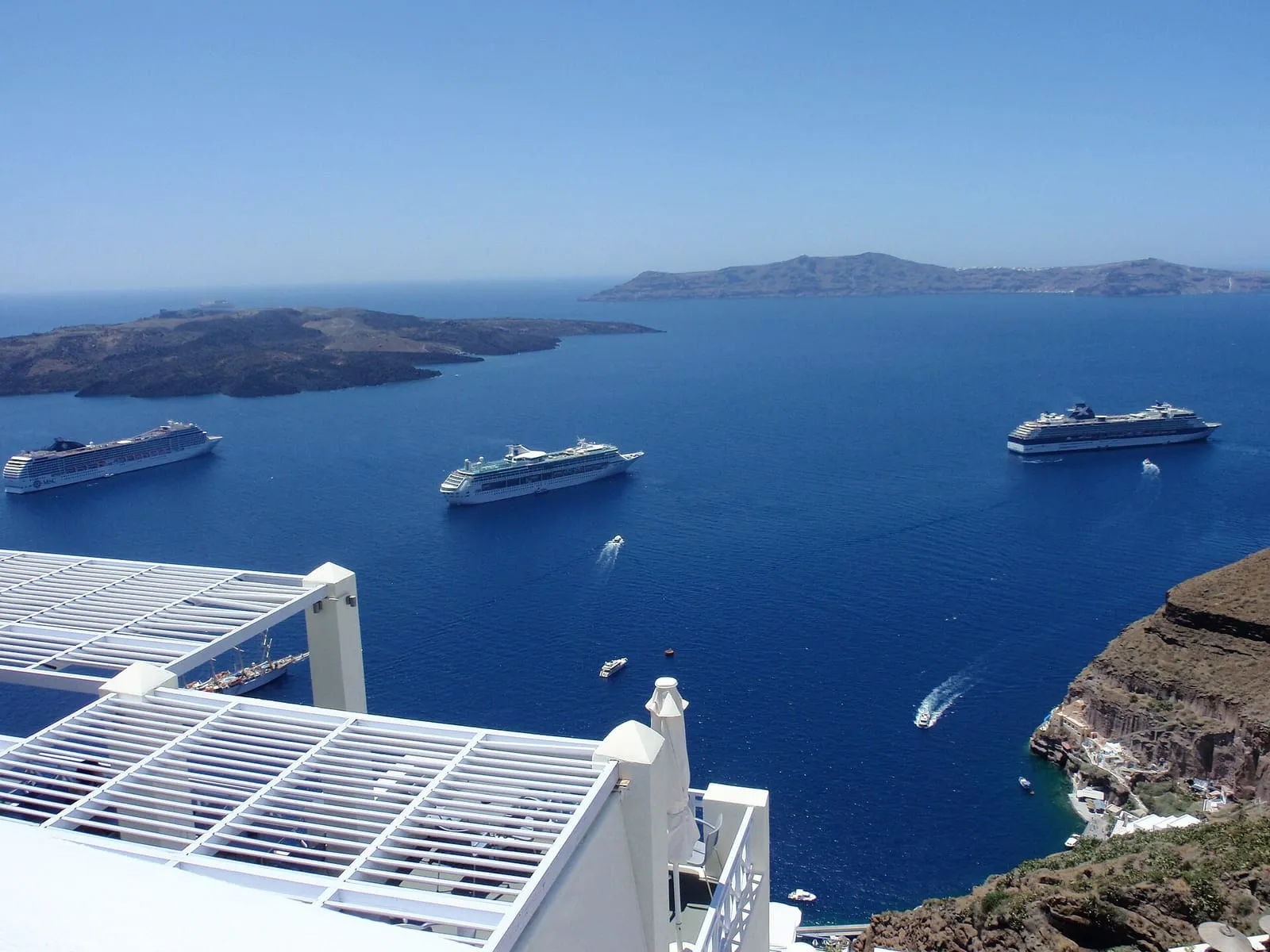 Navios na caldeira de Santorini
